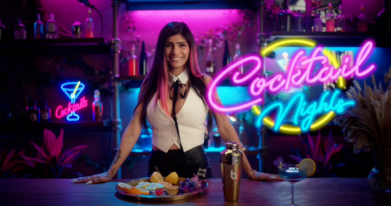 Lifestyle moment using the app (Mia Khalifa)